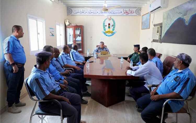 العميد الجابري يتفقد إدارة شرطة المرور بساحل حضرموت ويؤكد أهمية تعزيز الانضباط والسلامة المرورية