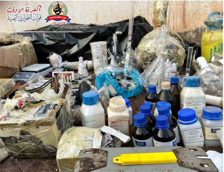 المشهد اليمني - الفرقة الأولى قوات الطوارئ تنفذ عملية نوعية بالعبر وتضبط معمل متفجرات وتلقي القبض على مطلوبين أمنياً