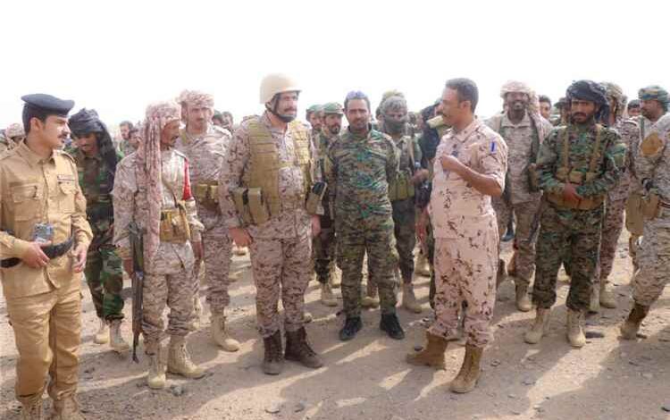 القائد العام لقوات دفاع شبوة يتفقد جبهة مرخة العليا ويؤكد رفع الجاهزية القتالية، ويزور مقر قيادة  اللواءين الثاني والخامس دفاع شبوة