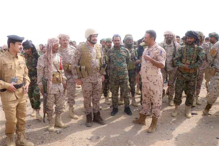 القائد العام لقوات دفاع شبوة يتفقد جبهة مرخة العليا ويؤكد رفع الجاهزية القتالية، ويزور مقر قيادة  اللواءين الثاني والخامس دفاع شبوة