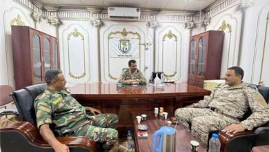 القائد العام لقوات دفاع شبوة يلتقي قائدَي اللواءين الأول والثاني الجديدين العميد العولقي والعميد الذيب ويؤكد رفع الجاهزية القتالية