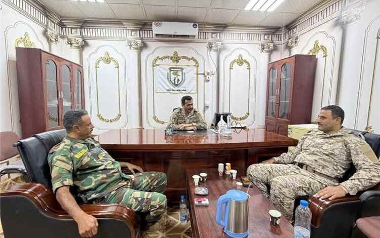 القائد العام لقوات دفاع شبوة يلتقي قائدَي اللواءين الأول والثاني الجديدين العميد العولقي والعميد الذيب ويؤكد رفع الجاهزية القتالية