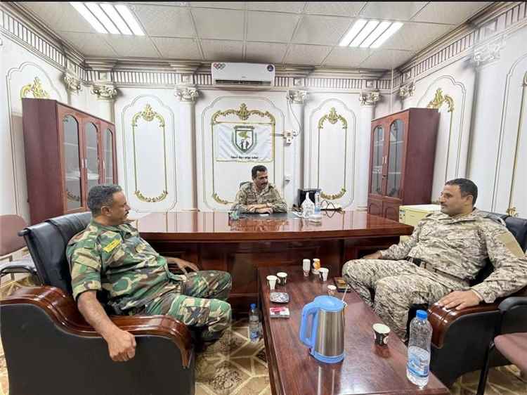 القائد العام لقوات دفاع شبوة يلتقي قائدَي اللواءين الأول والثاني الجديدين العميد العولقي والعميد الذيب ويؤكد رفع الجاهزية القتالية
