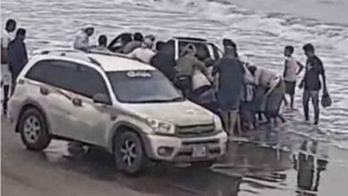 المشهد اليمني - "القات" يتسبب في كارثة غريبة.. سيارة تغوص في بحر عدن بسبب "لحظة غفلة"