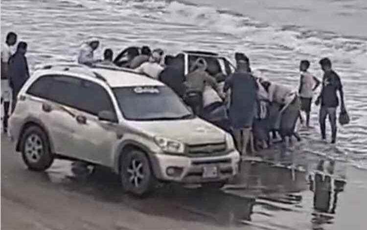 المشهد اليمني - "القات" يتسبب في كارثة غريبة.. سيارة تغوص في بحر عدن بسبب "لحظة غفلة"