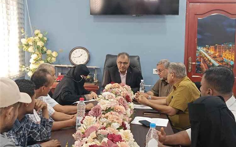 القلعة يترأس اجتماعًا موسعًا لمكتب الأشغال لمناقشة خطط العمل واحتياجات المدارس