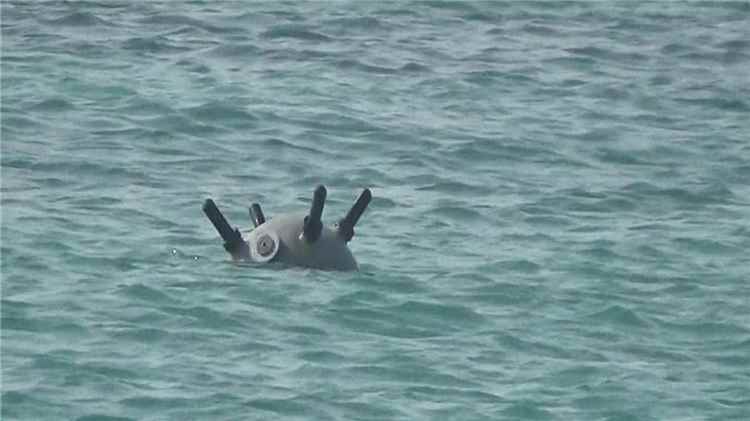 القوات البحرية تتعامل مع لغم حوثي في باب المندب وتدمر زورق مفخخ