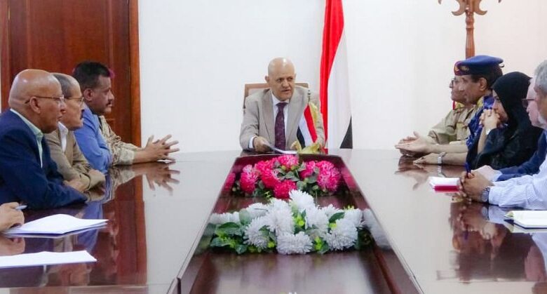 القيادات العسكرية والأمنية في محافظة تعز تدعو إلى رفع الجاهزية وتسريع الاستجابة للطوارئ