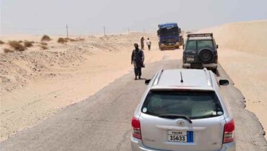 الكثبان الرملية تغلق الطريق الساحلي بين شبوة والمكلا وتشل حركة النقل