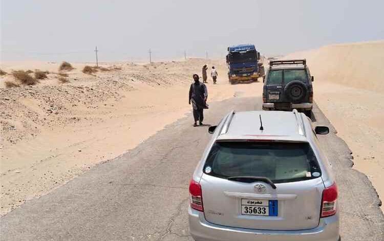 الكثبان الرملية تغلق الطريق الساحلي بين شبوة والمكلا وتشل حركة النقل