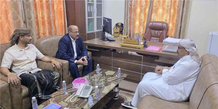 اللواء سعيد العامري يناقش مع مدير مصلحة شؤون القبائل بوادي حضرموت تعزيز الامن والاستقرار