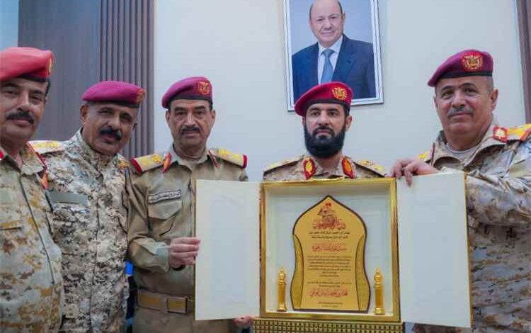 المشهد اليمني - اللواء مختار الرباش يتسلم رسميًا قيادة محور أبين خلفًا للعميد سند الرهوة تنفيذا لقرار الرئيس العليمي