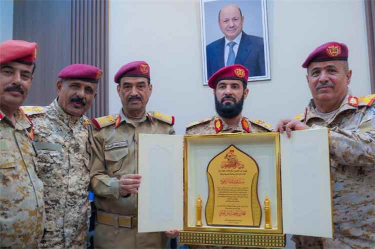 المشهد اليمني - اللواء مختار الرباش يتسلم رسميًا قيادة محور أبين خلفًا للعميد سند الرهوة تنفيذا لقرار الرئيس العليمي