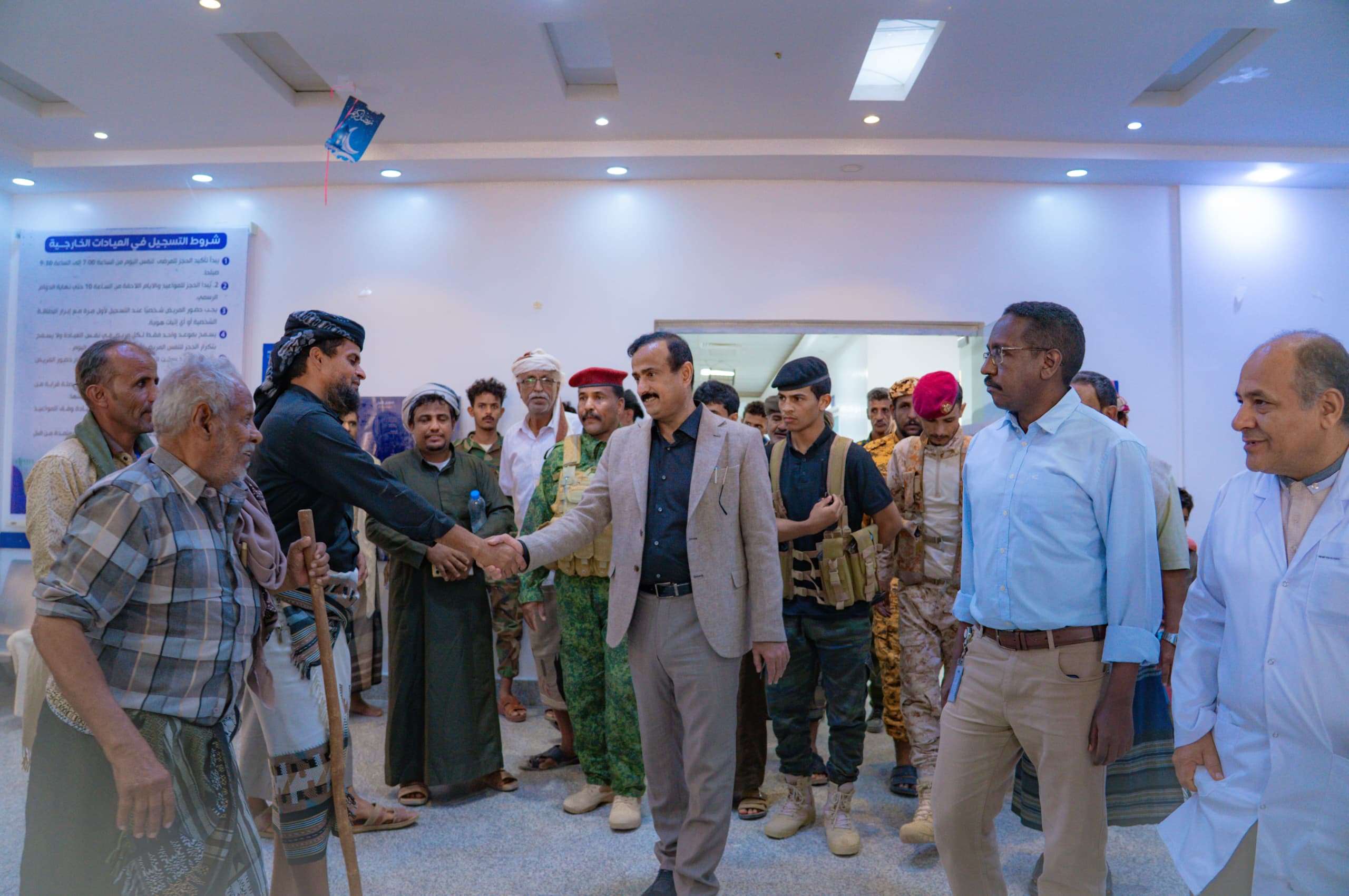 المحافظ بن الوزير يتفقد هيئة مستشفى شبوة ويبحث تعزيز خدماتها الطبية والتخصصية