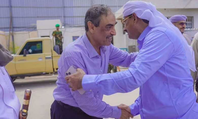 المحافظ بن الوزير يقدم واجب العزاء للأمين العام عبدربه هشلة في وفاة نجله وائل