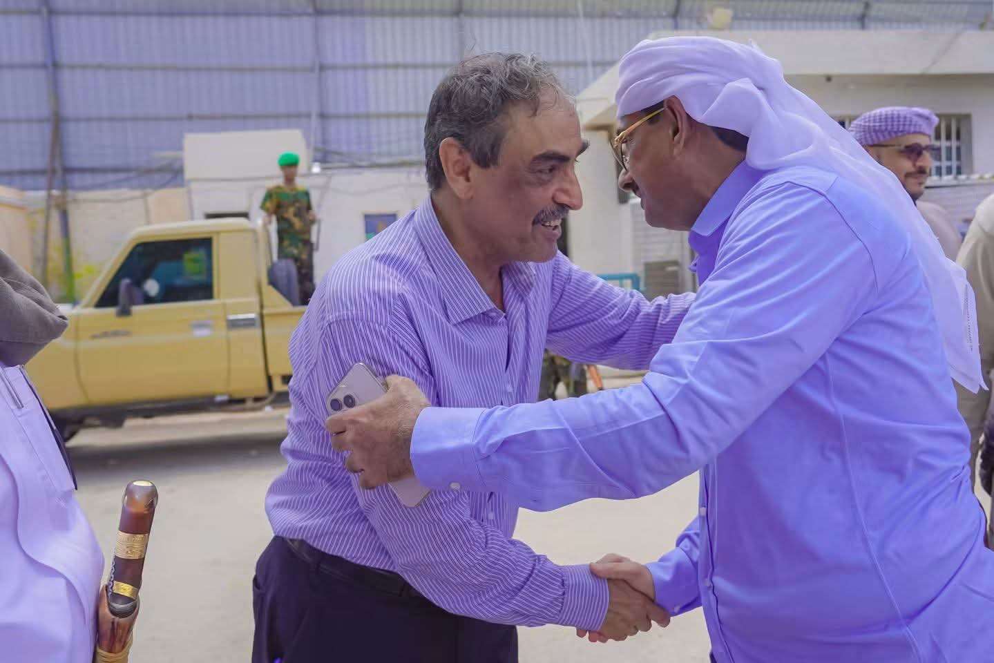 المحافظ بن الوزير يقدم واجب العزاء للأمين العام عبدربه هشلة في وفاة نجله وائل