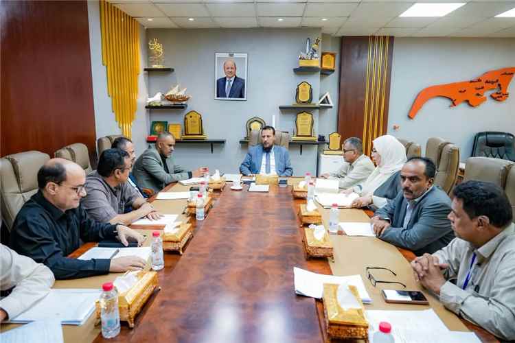 المحافظ شيخ يترأس اجتماعًا للوقوف أمام التحديات التي تواجه القطاع التربوي والتحضيرات لانطلاق العام الدراسي الجديد