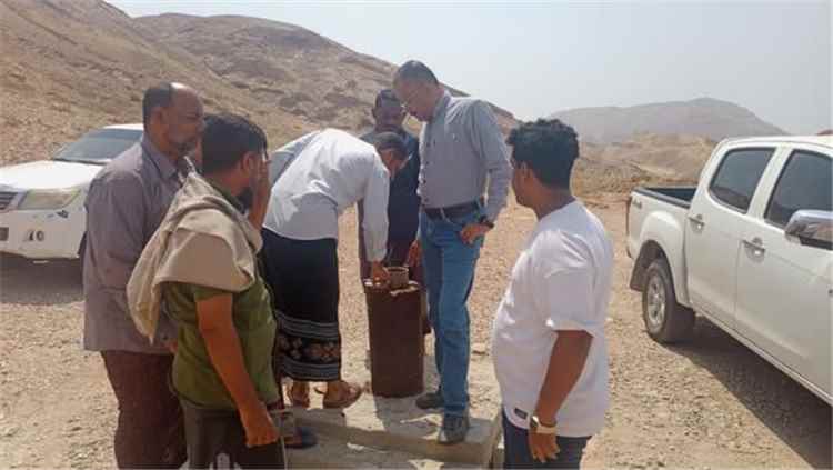 المدير العام لمؤسسة مياه ساحل حضرموت يتفقد حقل الغليلة لبحث إمكانية تشغيله وتعزيز مصادر الإمداد المائي بالمكلا