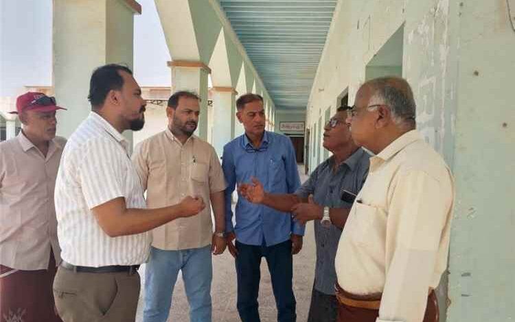 المدير العام لمكتب الشباب والرياضة بساحل حضرموت يدشن زياراته الميدانية بزيارة لمديرية غيل باوزير
