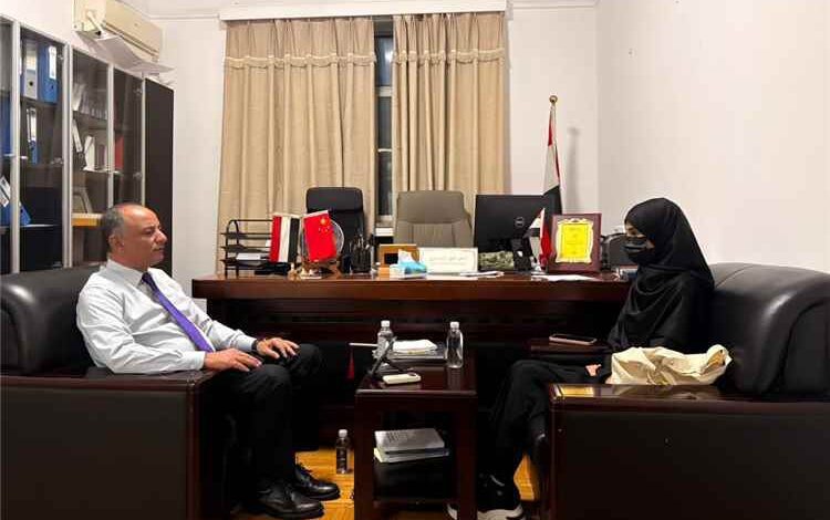 المستشار الثقافي اليمني في بكين يشيد بمشاركة طالبة من جامعة عدن في مسابقة «جسر اللغة الصينية»