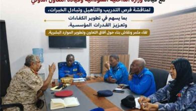 الملحق العسكري لبلادنا في السودان يبحث مع المسؤولين في وزارة الداخلية فرص التأهيل والتدريب وتبادل الخبرات