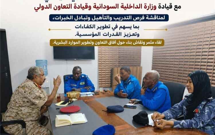 الملحق العسكري لبلادنا في السودان يبحث مع المسؤولين في وزارة الداخلية فرص التأهيل والتدريب وتبادل الخبرات