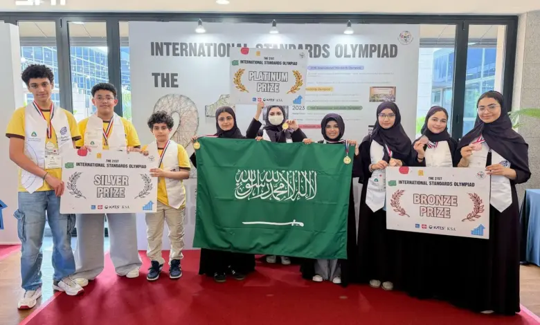 المنتخب السعودي يحقق الميدالية البلاتينية الأولى في تاريخه بأولمبياد المواصفات الدولي