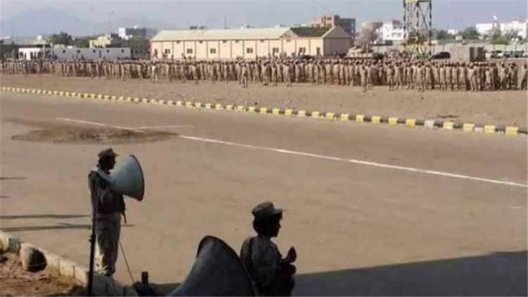 المنطقة العسكرية الرابعة.. جنود على خطوط الواجب ورواتب عالقة بين الوعود والتهميش
