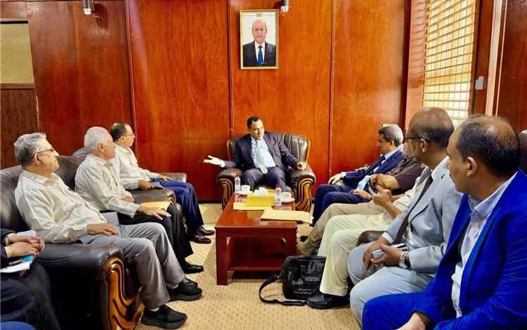 الوزير السقطري يناقش مع فريق الأمانة العامة لمجلس الوزراء مستوى تنفيذ خطط الوزارة وتعزيز الأداء المؤسسي