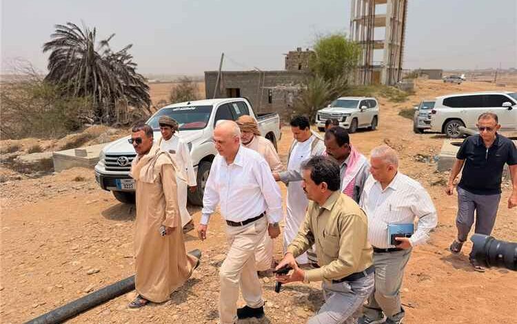 الوزير الشرجبي يتفقد حقل مياه وادي الجزع بمديرية الغيضة