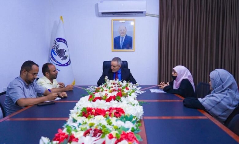الوزير اليافعي يناقش أوضاع مركز النور ويؤكد اعتماد 63 وظيفة للمكفوفين