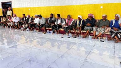 الوكيل الجيلاني وقائد المنطقة العسكرية الثانية يقدمان واجب العزاء لأسرة الملازم ثاني سالم سالمين بارشيد