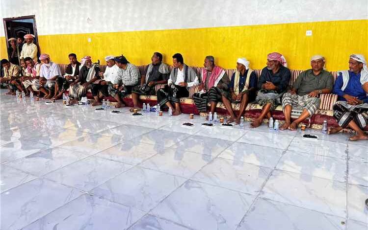 الوكيل الجيلاني وقائد المنطقة العسكرية الثانية يقدمان واجب العزاء لأسرة الملازم ثاني سالم سالمين بارشيد
