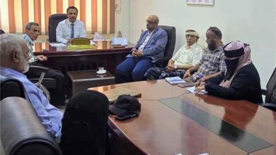 الوكيل غازي لحمر يناقش مع الفريق الفني التصاميم والدراسات الخاصة بالبنية التحتية لمشروع إعادة تأهيل ميناء الاصطياد السمكي في عدن