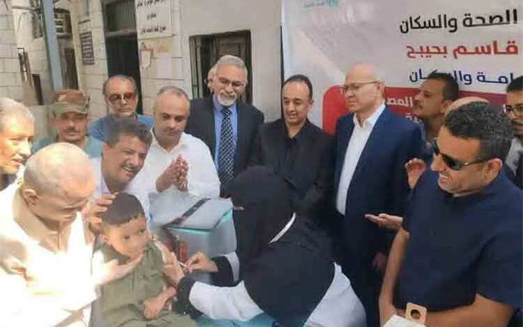 الوليدي والشعبي يدشنان حملة مصغرة للتحصين ضد مرض الحصبة في ثلاث مديريات عالية الخطورة بعدن