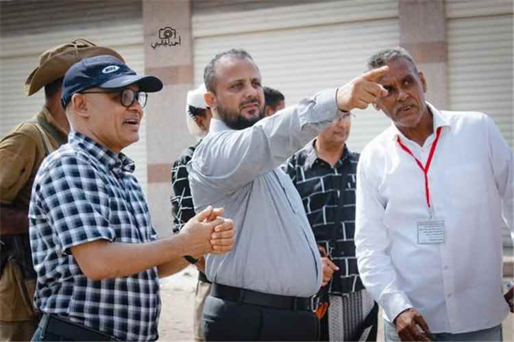 اليزيدي يدشن أعمال سفلتة طريق الثلاثين الممتد من جولة العمري –  محطة الوالي