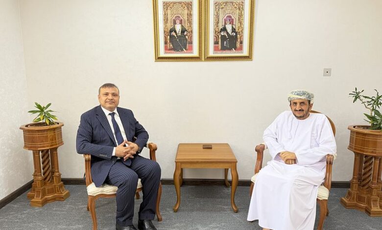 اليمن وسلطنة عُمان تبحثان تطورات التصعيد الحوثي وتعززان التعاون الثنائي