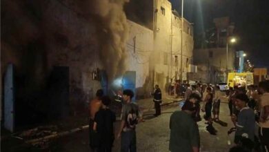 المشهد اليمني - اندلاع حريق في مخزن تجاري بالمعلا بعدن.. والدفاع المدني يسيطر على النيران دون إصابات