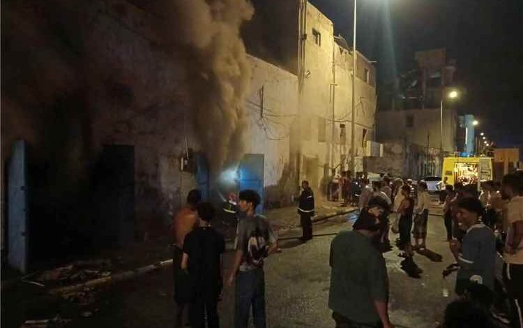 المشهد اليمني - اندلاع حريق في مخزن تجاري بالمعلا بعدن.. والدفاع المدني يسيطر على النيران دون إصابات