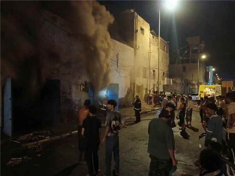 المشهد اليمني - اندلاع حريق في مخزن تجاري بالمعلا بعدن.. والدفاع المدني يسيطر على النيران دون إصابات