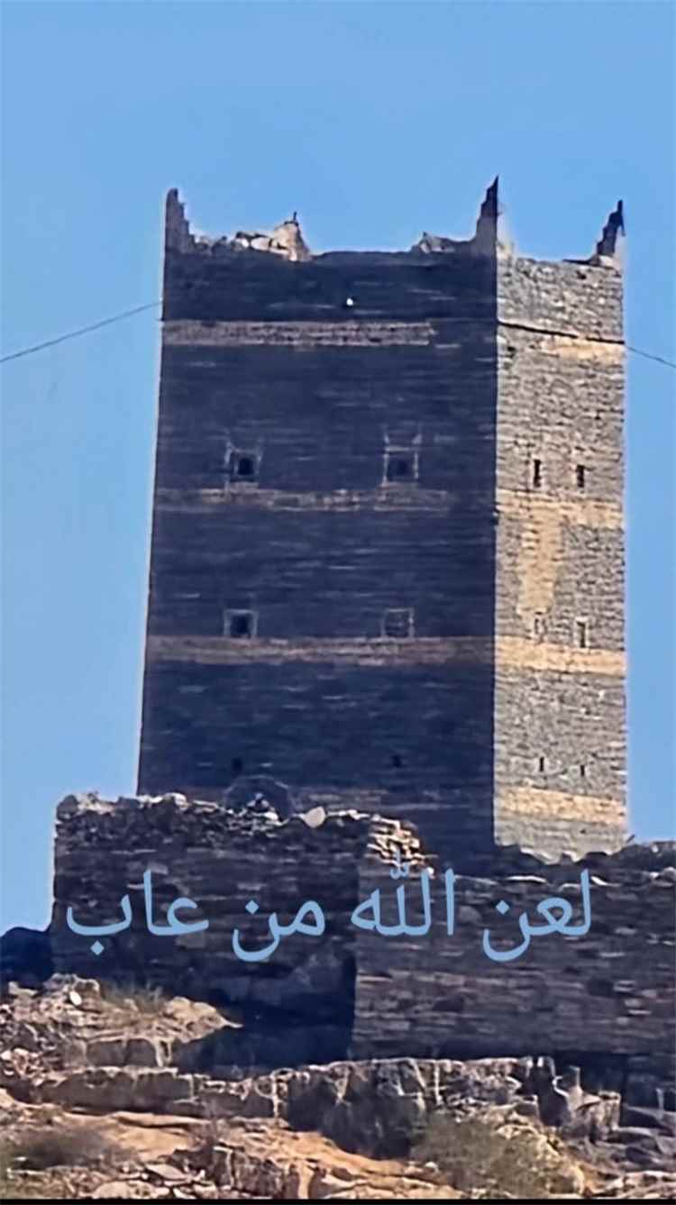انفجار يهزّ البيضاء.. الحوثيون يفجرون “دار المعلا” التاريخي بالكامل وانهياره حتى الأساسات (فيديو)