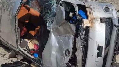 المشهد اليمني - انقلاب حافلة على طريق هيجة العبد بعد ساعات من السفلتة الجديدة