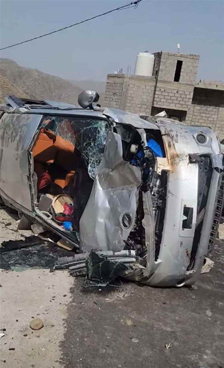 المشهد اليمني - انقلاب حافلة على طريق هيجة العبد بعد ساعات من السفلتة الجديدة