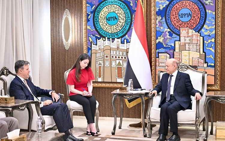 المشهد اليمني - اول تصريح للرئيس العليمي حول قصف الحوثيين ميناء المخا غربي تعز
