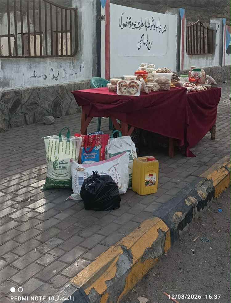بائعة مأكولات شعبية في كريتر تكافح حتى ساعات الليل.. دعوة لدعمها والشراء منها