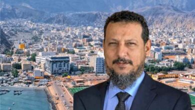 بالفيديو.. صحافي يحذّر من «قنابل موقوتة» تجوب شوارع عدن ويدعو المحافظ شيخ للتدخل
