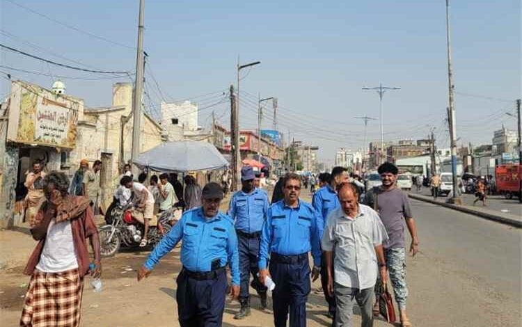 بتوجيهات الشاوؤش.. نائب مدير شرطة السير ينفذ حملة ميدانية لتنظيم الحركة وإزالة العشوائيات بالشيخ عثمان