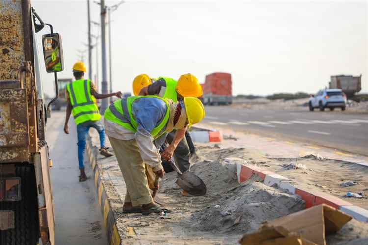 بتوجيهات المحافظ عبدالرحمن شيخ.. تدشين مبادرة لإزالة الأتربة والرمال من طريق ساحل أبين ورفع الشاحنات المتوقفة بخط كالتكس – البريقة
