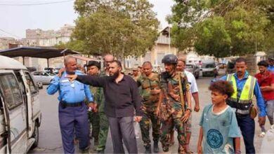 بحضور قيادة السلطة المحلية والأمنية: شرطة المرور تُنفّذ حملة واسعة لرفع السيارات التهالكة والمهملة من شوارع التواهي