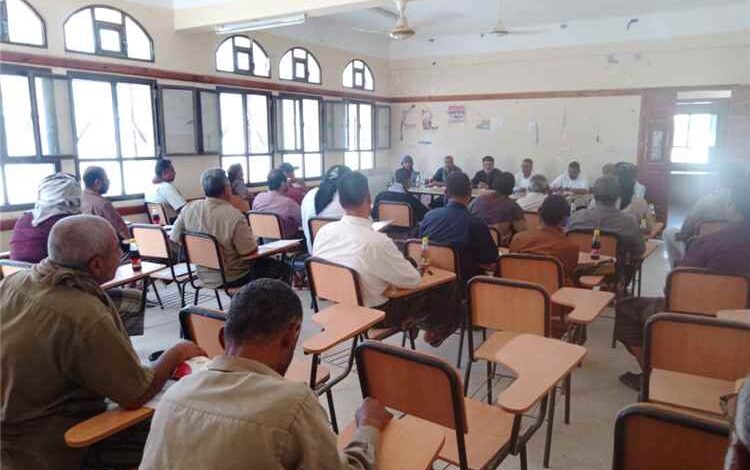 بحضور مدير عام الروضة .. مكتب التربية يعقد اجتماعاً لمدراء المدارس استعداداً للعام الدارسي